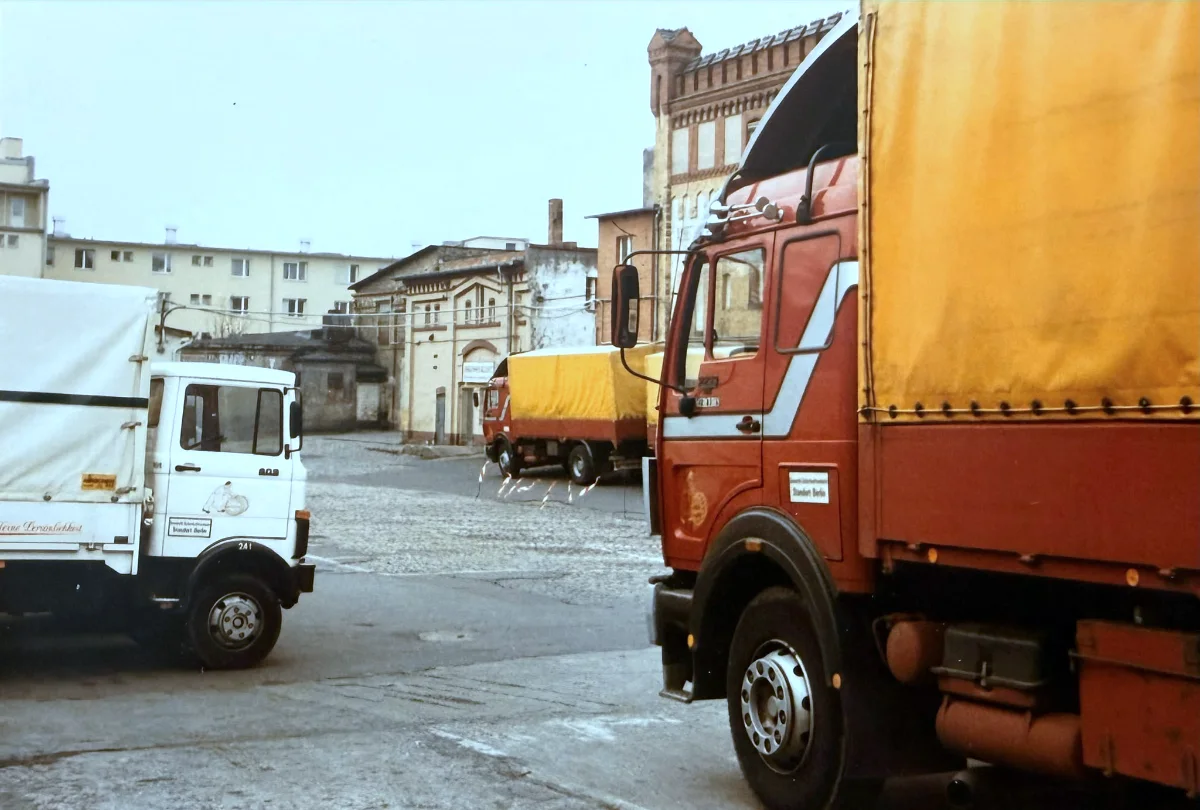 Lkw der Spedition Albert Mann vor dem Schwankhaus, 1987
