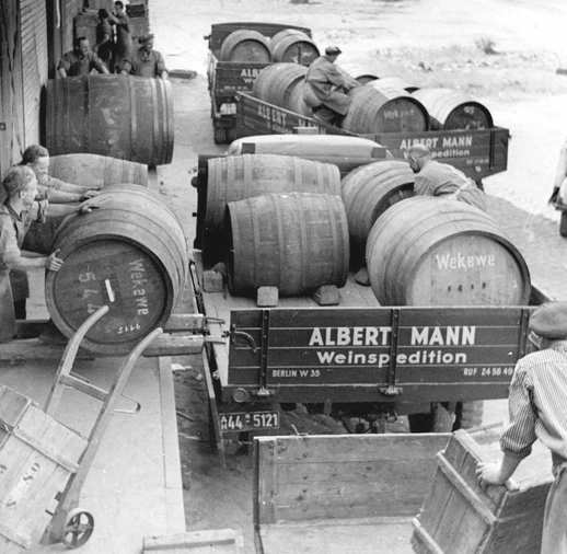 Lkw der Spedition Albert Mann mit Weinfässern